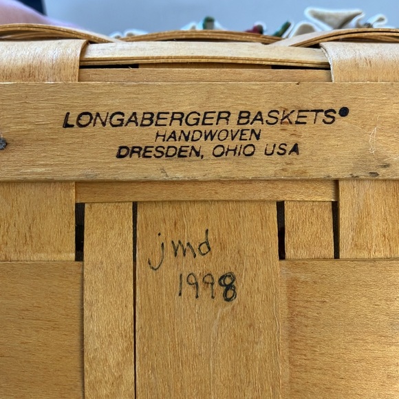 Longaberger Picnic Basket w/ Fabric & Plastic Liner and Wooden Riser - Med size - Picture 8 of 12